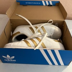 Adidas Súper star J in Gold Size 5